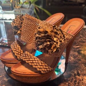 Vintage Luichiny Brown Woven Platform Heeled Sandals with Floral Accent Size 8M